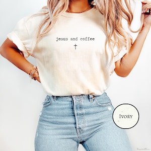 Peut inclure: T-shirt ivoire avec l'inscription "jesus and coffee" et un symbole de croix. Le t-shirt est associé à un jean bleu clair. La couleur du t-shirt est indiquée par un cercle intitulé "IVORY".
