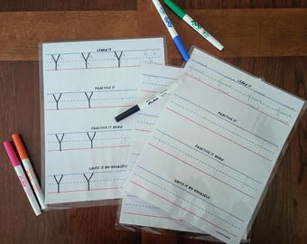 Puede incluir: Dos hojas de práctica de escritura laminadas con la letra Y y secciones etiquetadas como Learn It, Practice It, Practice It Again y Write It By Yourself. Se incluyen cinco marcadores de borrado en seco en rosa, naranja, azul, verde y negro.