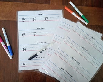 Puede incluir: Tres hojas de práctica de escritura laminadas en blanco con líneas azules y rojas y el texto Learn It, Practice It, Practice It Again y Write It By Yourself. Un marcador de borrado en seco Expo negro descansa sobre las hojas, con cuatro marcadores adicionales.
