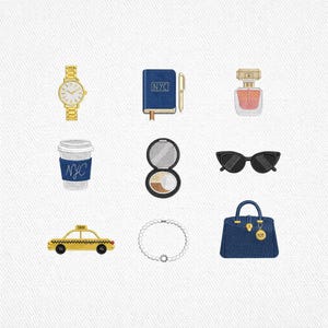 Puede incluir: Ilustración de varios artículos de moda y estilo de vida. Incluye un reloj dorado, un cuaderno azul con texto "NYC", un frasco de perfume, una taza de café con texto "NYC", un estuche de maquillaje, gafas de sol negras, un taxi amarillo, un collar de perlas y un bolso azul con una etiqueta dorada "NYC".