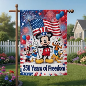 K&ouml;nnte beinhalten: Eine Gartenflagge mit Mickey Mouse und seinen Freunden, die mit einer amerikanischen Flagge feiern. Das Design umfasst Feuerwerk, Luftballons und den Text "250 Years of Freedom". Die Flagge hat ein rot-wei&szlig;-blaues Farbschema.