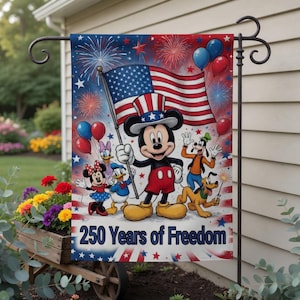 K&ouml;nnte beinhalten: Eine Gartenflagge mit Micky Maus, die eine amerikanische Flagge h&auml;lt, mit Feuerwerk und Luftballons im Hintergrund. Weitere Disney-Figuren sind ebenfalls vorhanden. Auf der Flagge steht "250 Years of Freedom."