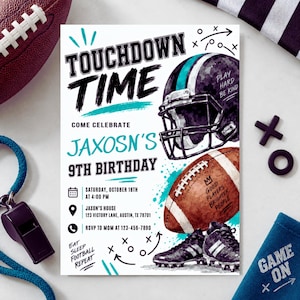 Könnte beinhalten: Eine Geburtstagseinladungskarte mit Football-Motiv, dem Text TOUCHDOWN TIME, JAXOSN'S 9TH BIRTHDAY und Veranstaltungsdetails wie Samstag, 18. Oktober um 16:00 Uhr, Jaxon's House, 123 Victory Lane, Austin, TX 78701 und 123-456-7890.