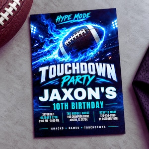 Puede incluir: Una tarjeta de invitación rectangular para el décimo cumpleaños de Jaxon con temática de fútbol americano. El diseño muestra un balón de fútbol marrón rodeado de llamas azules, luces de estadio y el texto HYPE MODE, TOUCHDOWN PARTY, JAXON'S 10TH BIRTHDAY.