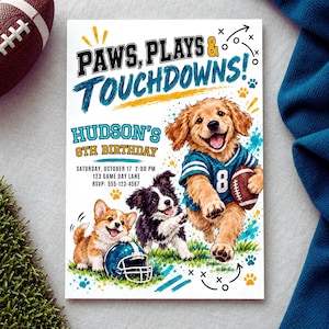 Puede incluir: Una tarjeta de invitación de cumpleaños rectangular con tres cachorros ilustrados jugando al fútbol americano. El texto dice Paws, Plays & Touchdowns! Hudson's 8th Birthday, Saturday, October 17 2:00 PM, 123 Game Day Lane, RSVP: 555-123-4567. El diseño incluye un golden retriever, un border collie y un corgi.