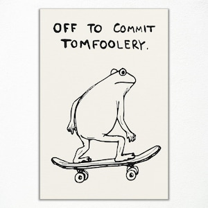 Könnte beinhalten: Ein rechteckiger Druck auf cremefarbenem Hintergrund mit einer schwarzen Strichzeichnung eines Frosches auf einem Skateboard. Über dem Frosch steht der Text OFF TO COMMIT TOMFOOLERY in einer handgezeichneten schwarzen Schrift. Grafische Darstellung.