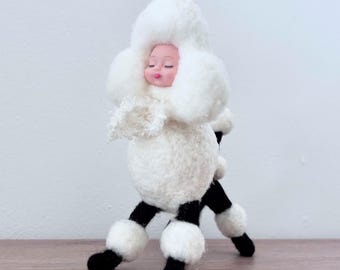 Caniche de fieltro con aguja: escultura de lana hecha a mano