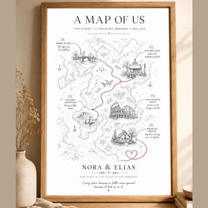 Könnte beinhalten: Ein gerahmter Kunstdruck mit dem Titel A MAP OF US, der eine schwarz-weiße illustrierte Karte mit fünf nummerierten Orten zeigt, die durch eine rote gestrichelte Linie verbunden sind. Der Text enthält NORA & ELIAS und Beschreibungen der Ereignisse.