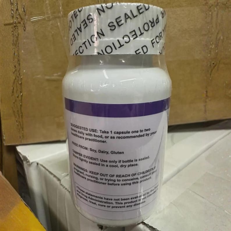 Puede incluir: Una botella de suplemento blanca con una banda morada y envoltura retr&aacute;ctil transparente. La etiqueta incluye instrucciones de uso y advertencias. La botella est&aacute; sellada con un sello a prueba de manipulaciones.