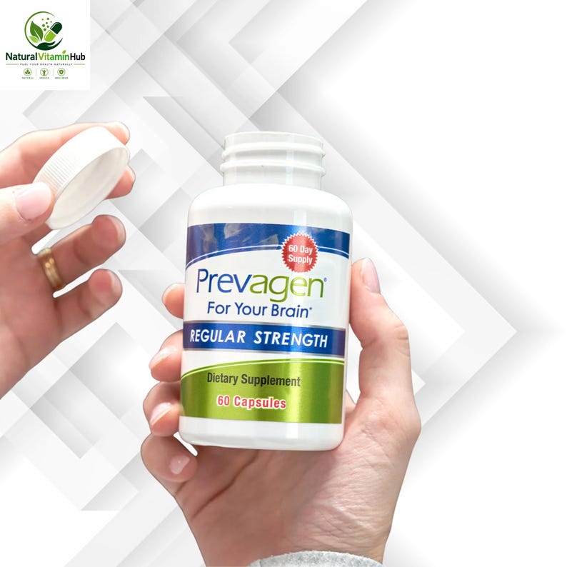 K&ouml;nnte beinhalten: Eine wei&szlig;e Flasche des Nahrungserg&auml;nzungsmittels Prevagen, gehalten von einer Person. Das Etikett lautet "Prevagen For Your Brain" und "Regular Strength". Es zeigt auch eine 60-Tage-Versorgung mit 60 Kapseln an. Der Flaschenverschluss ist abgenommen.