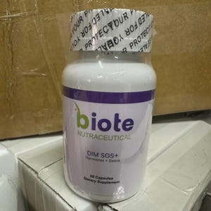 Puede incluir: Una botella blanca de c&aacute;psulas nutrac&eacute;uticas "biote". La etiqueta presenta texto morado y verde, con las palabras "DIM SGS+ Hormone+ Detox" y "60 Capsules Dietary Supplement". La botella est&aacute; sellada con una banda protectora.