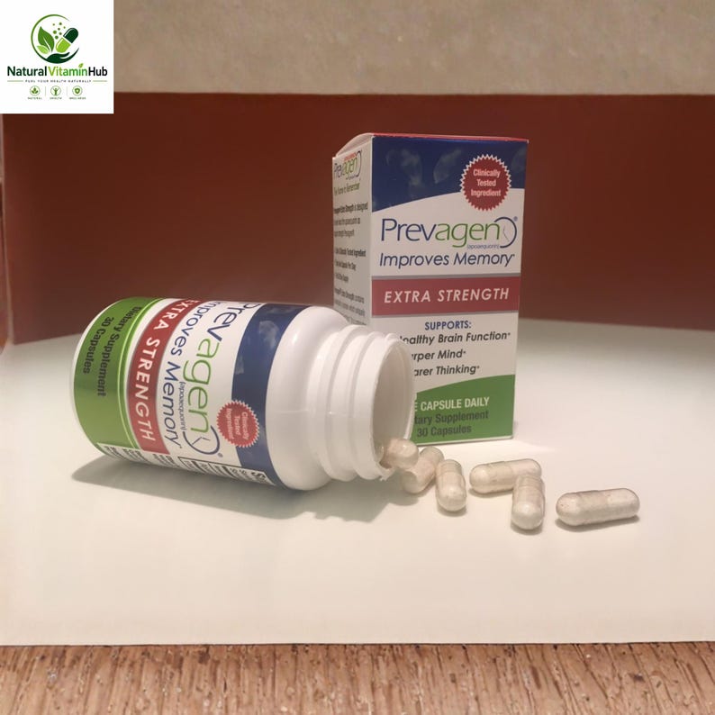 K&ouml;nnte beinhalten: Eine wei&szlig;e Flasche Prevagen Extra Strength Kapseln, mit dem Text "Prevagen Improves Memory" auf dem Etikett. Die Flasche liegt auf der Seite, wobei mehrere Kapseln versch&uuml;ttet wurden. Eine Schachtel Prevagen befindet sich im Hintergrund.