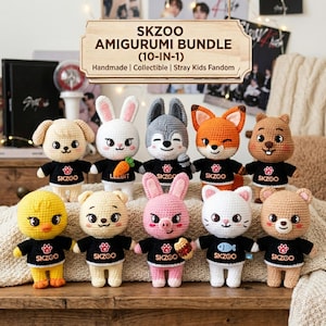 Puede incluir: Una colección de diez peluches amigurumi SKZOO hechos a mano, cada uno con diseños de animales únicos, que visten camisetas negras con el logo SKZOO. Los juguetes incluyen un perro, un conejo, un lobo, un zorro, un oso, un pato, un cerdo, un gato y dos osos más. El letrero dice "SKZOO AMIGURUMI BUNDLE (10-IN-1)".