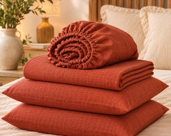 Hoeslakenset van linnen in roestbruine terracotta tint, bedlakens in een warme oranje kleur, zacht boho beddengoed, elastische matrashoes, slaapkamerdecoratie in natuurlijke stijl