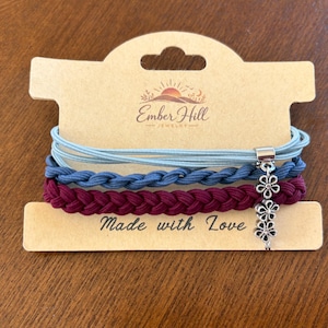 Boho haarelastiekjes armbandenset, Deniem blauw, lichtblauw en bordeauxrood, zilveren bloemhanger, set van 3