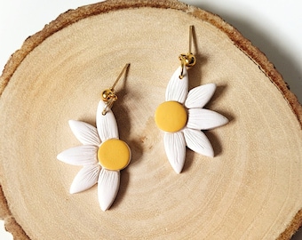 Daisy Polymer Clay Dangle Earrings, Flower Studs, Spring Earrings, Flower, Boho Jewelry, Summer Earrings, White Flowers, Handmade Gifts