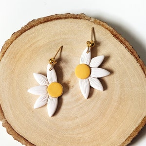Daisy Polymer Clay Dangle Earrings, Flower Studs, Spring Earrings, Flower, Boho Jewelry, Summer Earrings, White Flowers, Handmade Gifts