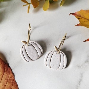 Speckled White Pumpkin Hoop Clay Earrings, White Pumpkins, Polymer Clay Earrings, Fall Autumn Earrings, Thanksgiving Dangles, Handmade