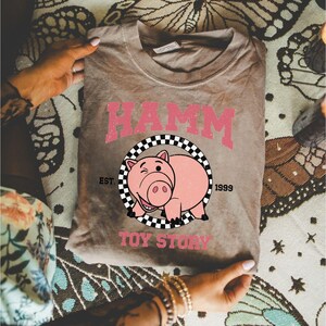 Maglietta Comfort Colors® Hamm Pig | Maglietta oversize in stile vintage | Regalo per i fan di Toy Story immagine 2