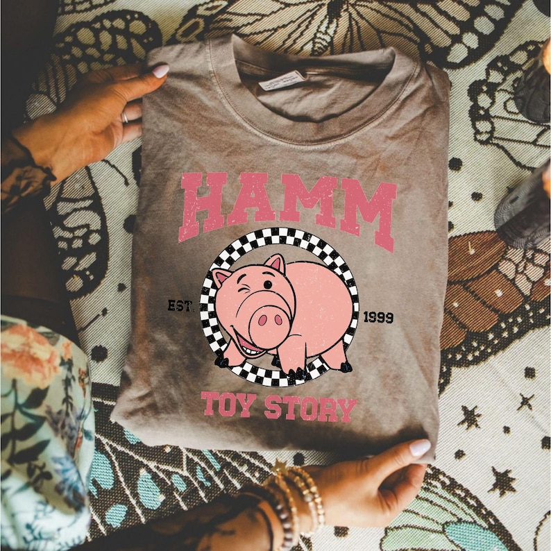 Maglietta Comfort Colors® Hamm Pig | Maglietta oversize in stile vintage | Regalo per i fan di Toy Story immagine 2
