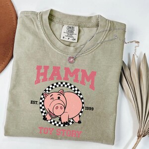 Maglietta Comfort Colors® Hamm Pig | Maglietta oversize in stile vintage | Regalo per i fan di Toy Story immagine 6