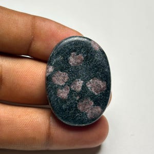 Naturalny owalny kaboszon rubinowy, kamień szlachetny do wyrobu biżuterii (36x27x6 mm)