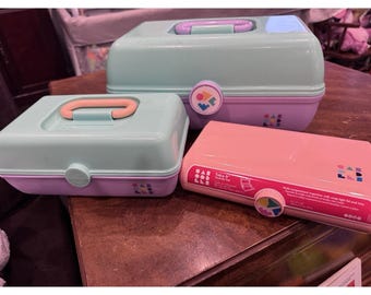 Set di 3 organizer per trucchi Caboodles, colore lavanda, viola e verde menta, in stile vintage.