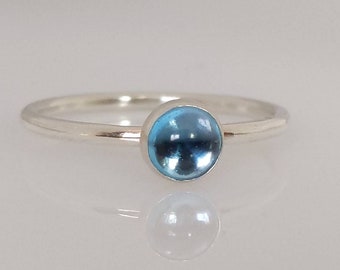 Anillo de pila de topacio azul, topacio azul suizo natural, anillo de topacio, piedra de nacimiento de diciembre, anillo de plata, piedra de nacimiento de Sagitario, anillo delicado, hecho a mano