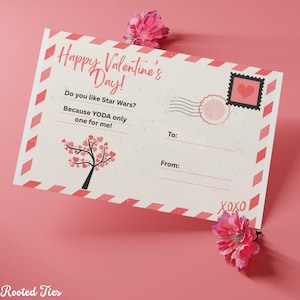 Puede incluir: Una tarjeta de San Valentín con el texto "Happy Valentine's Day!" y un mensaje temático de Star Wars. La tarjeta presenta un árbol con hojas en forma de corazón, un sello postal y la palabra "XOXO."