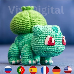 Puede incluir: Una figura amigurumi tejida a mano de una criatura de cuatro patas con un gran bulbo verde en la espalda. La figura es de color verde claro con manchas verde oscuro, ojos rojos con detalles blancos y pequeñas garras blancas en los pies.