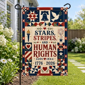 Może przedstawiać: Prostokątna flaga ogrodowa z czerwono-biało-niebieską obwódką inspirowaną patchworkiem. W centrum znajduje się napis "STARS, STRIPES, AND HUMAN RIGHTS" nad "1776 - 2026," otoczony ikonami pochodni, dzwonu, gołębicy i fajerwerków.