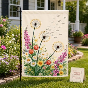 Può includere: Una bandiera da giardino beige con un design floreale ad acquerello, con denti di leone, tulipani e fiori selvatici nei toni del rosa, giallo e bianco. La bandiera ha il testo "FDT" ripetuto in alto e una piccola carta che dice "Original Artwork Designed with care."