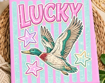 Pato afortunado PNG / Diseño de camiseta retro de pato ánade real a rayas por sublimación / Meme divertido de animal costero estilo preppy / Descarga digital de pato ánade real
