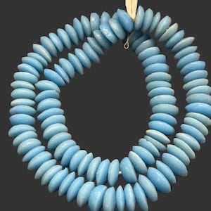 Colar de contas redondas de vidro reciclado Ashanti azul celeste – Fio artesanal ganês