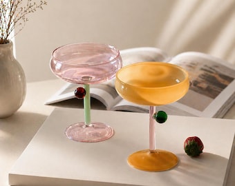 Bicchiere da cocktail a coppa colorato / Bicchiere da Martini in stile nordico, articoli per bevande estetici, calice con stelo pastello, regalo unico per il bar