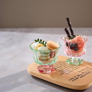 Kreativ dessertkopp i glas med fot | Glassskål, estetiskt glas, pastellfärgad sundaekopp, modern köksinredning