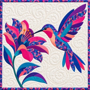 Puede incluir: Un tapiz de tela cuadrado que muestra un colibrí colorido cerca de una flor grande. El diseño utiliza piezas de tela estampadas en rosa brillante, morado y azul aplicadas sobre un fondo crema con costuras acolchadas en espiral.