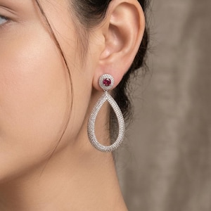 Robijn druppeloorbellen, rode edelsteen statement hangertjes, diamant effenen open druppelvormige kroonluchters, luxe bruidssieraden, geboortesteen juli geboortesteen