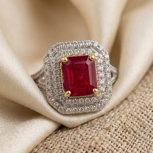 Anillo de rubí con halo, anillo llamativo de rubí con talla esmeralda, anillo de compromiso de rubí de estilo vintage, anillo de piedra natal de julio, anillo de cóctel con gema roja,