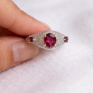 Anillo vintage Diana Ruby de oro blanco de 9k con halo de diamantes, anillo de compromiso, piedra natal de julio, anillo de cóctel, joyería de aniversario, regalo para hombres y mujeres.