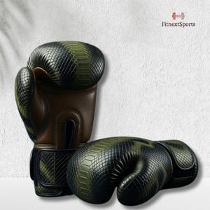 Può includere: Un paio di guantoni da boxe con un motivo testurizzato verde scuro e nero simile a pelle di serpente con accenti marroni. I guanti hanno un cinturino da polso sicuro e il testo FitnextSports con un'icona di manubrio è visibile in alto a destra.