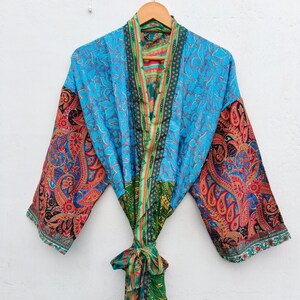 Boho-Patchwork-Bademantel aus Sari-Seide | Upgecycelter Vintage-Seidenkimono | Farbenfroher Cardigan für Sommerfestivals | Langer Seidenmantel, Loungewear-Geschenk