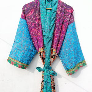 Bata kimono de seda Kasturi, gabardina vintage con patchwork de cachemir, cárdigan bohemio de seda india reciclada