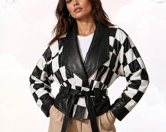 Vintage leren jack met dambordpatroon zwart wit bijgesneden motorjack met riem, handgemaakte statement jas in retrostijl, unisex fashion outfit