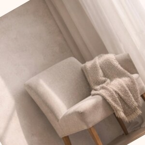 Cuadro decorativo de silla en tonos neutros / Diseño de interiores con textura suave / Decoración moderna orgánica (Descarga digital)