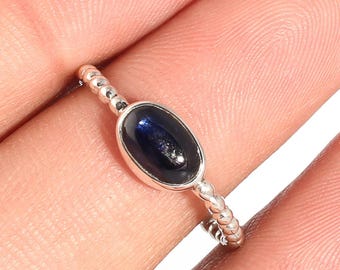 Anillo de zafiro azul, anillo minimalista de plata, delicado anillo de piedras preciosas, anillo apilable de plata de ley, regalo para ella.