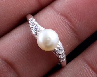 Anello in argento con perla e zirconi, delicato anello di fidanzamento con perla, gioiello minimalista con perla, elegante anello da donna