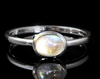 Anello con pietra di luna arcobaleno, anello minimalista con pietra di luna, anello ovale in argento con pietra di luna, gioielli delicati con pietre preziose