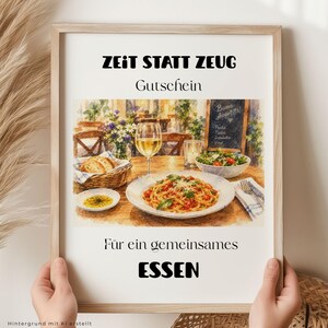 Könnte beinhalten: Ein gerahmter Druck mit dem Text ZEIT STATT ZEUG, Gutschein und FÜR ein gemeinsames ESSEN. Die zentrale Illustration zeigt eine Aquarellszene eines Restauranttisches mit einem Teller Pasta, Brot, einem Salat, einem Weinglas und einer Tafel.
