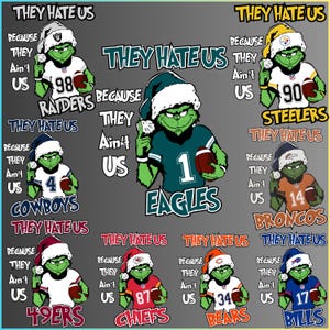 Peut inclure: Un collage de personnages de dessins animés du Grinch portant des maillots d'équipes de la NFL et des bonnets de Père Noël, tenant des ballons de football américain. Le texte "THEY HATE US BECAUSE THEY AIN'T US" est répété avec les noms et numéros des équipes.